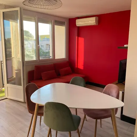 3 Bedrooms Near Train & Center Appartamento