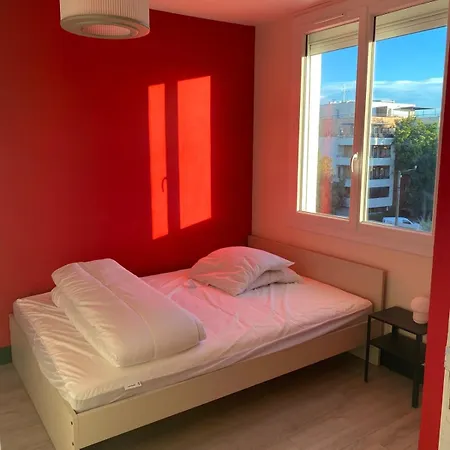3 Bedrooms Near Train & Center Appartamento