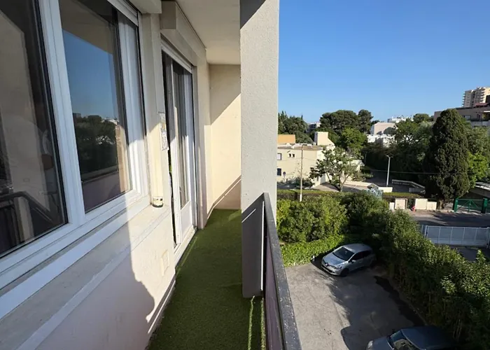 3 Bedrooms Near Train & Center Διαμέρισμα *
