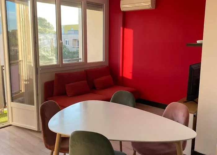 3 Bedrooms Near Train & Center Διαμέρισμα
