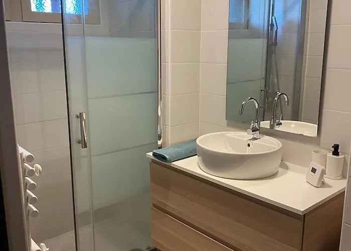 Διαμέρισμα 3 Bedrooms Near Train & Center